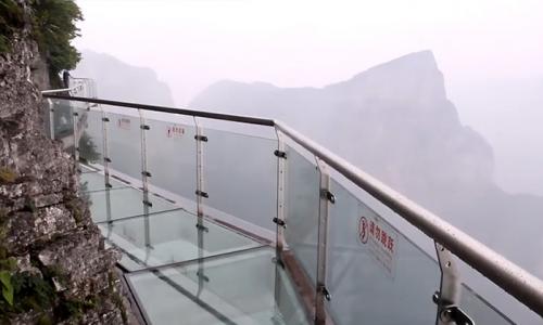 Стеклянный мост в китайской провинции хунань